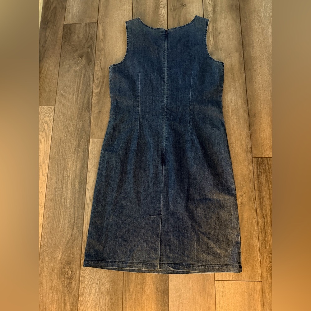 Demin dress, fitted, hits at knee or right below, zipper back. Size 8